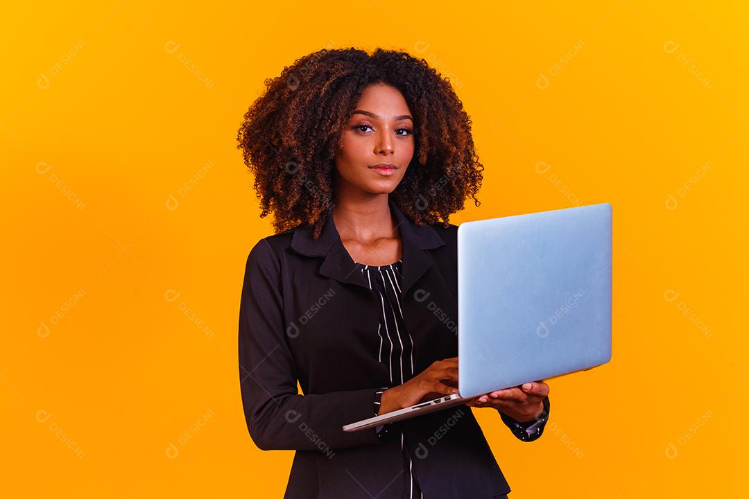 mulher de negócios afro trabalhando online com computador portátil.