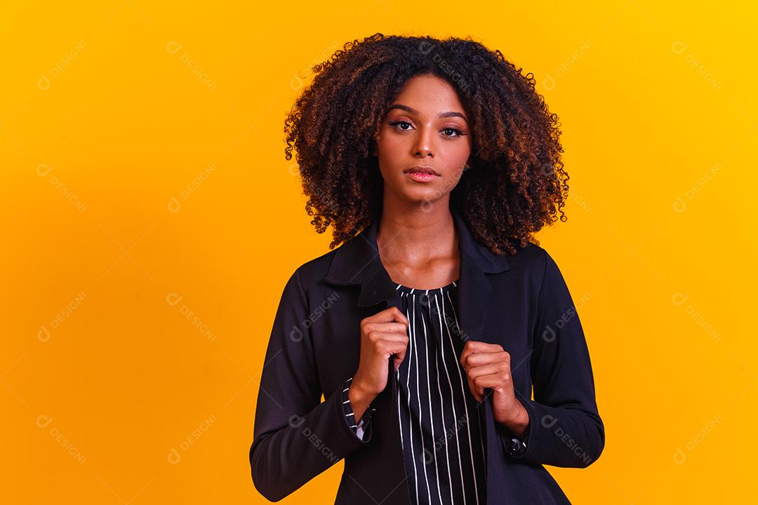 mulher afro com cabelos cacheados em fundo amarelo