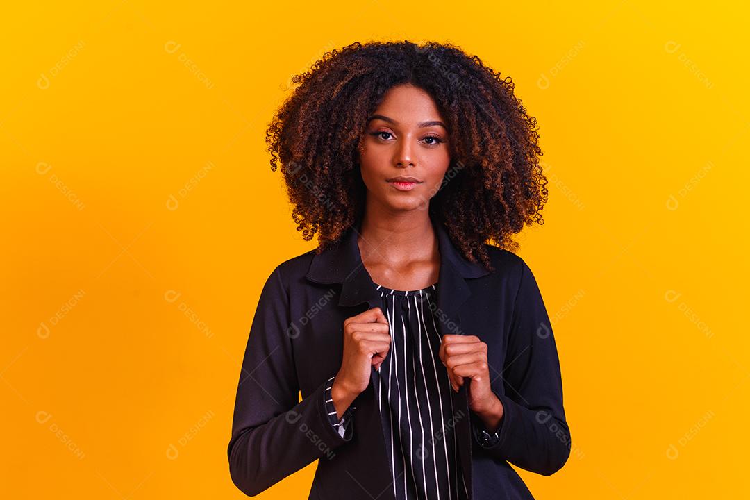 mulher afro com cabelos cacheados em fundo amarelo