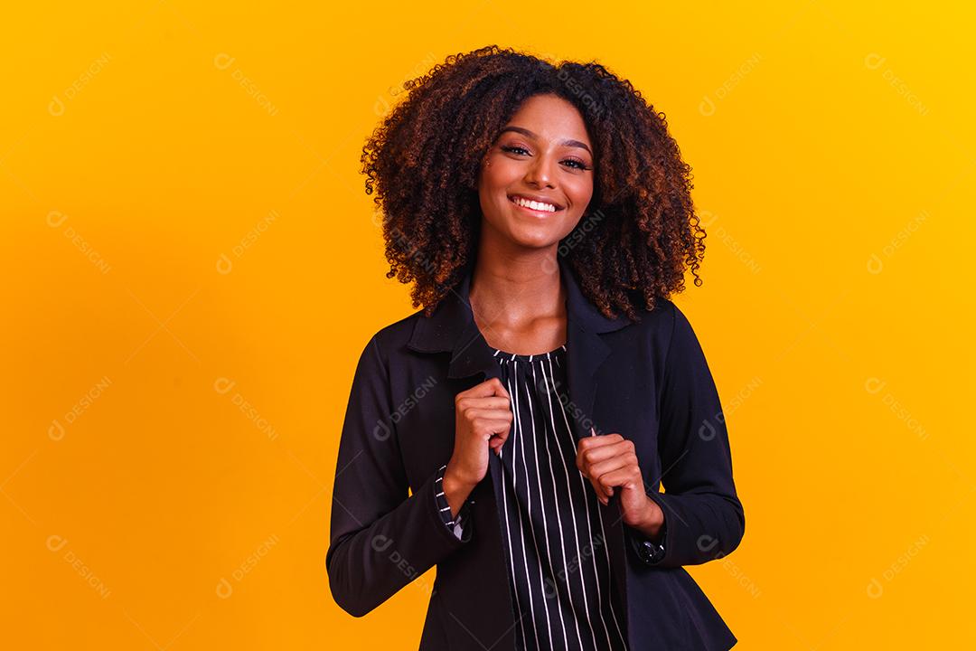 mulher afro com cabelos cacheados em fundo amarelo