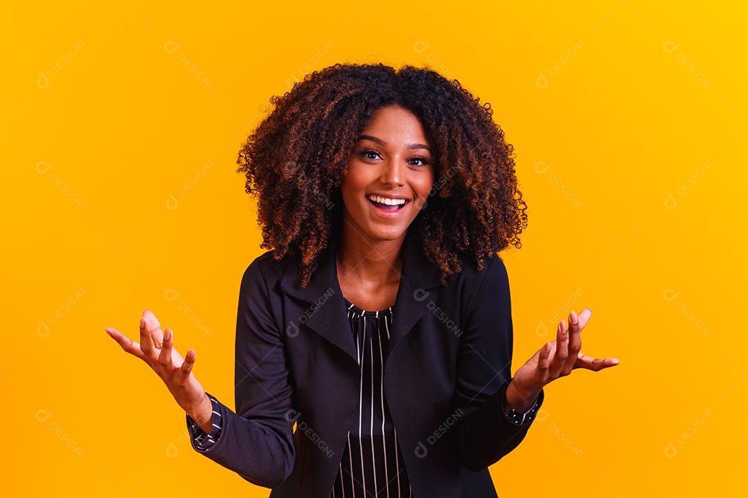 feliz mulher afro de braços abertos