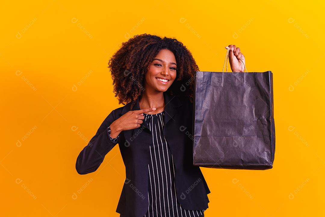 Mulher executiva afro com sacola de compras preta. Conceito de Blackfriday