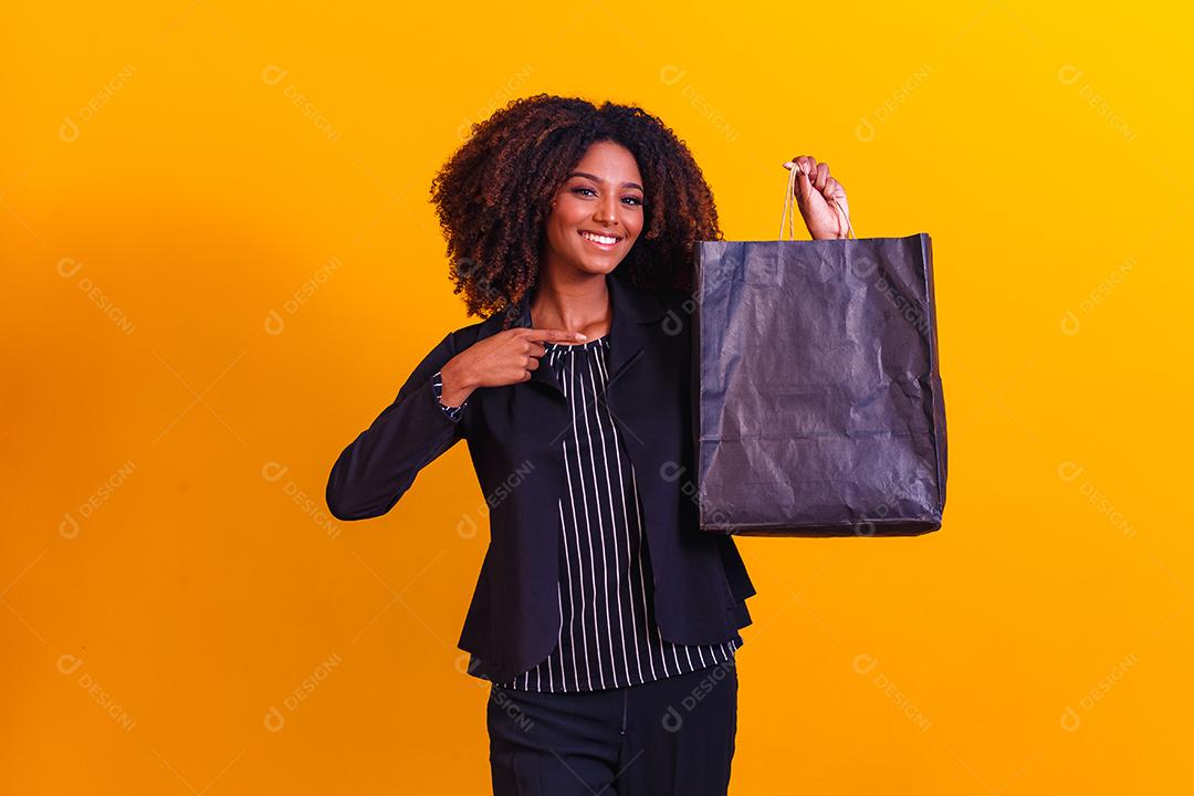 Mulher executiva afro com sacola de compras preta. Conceito de Blackfriday