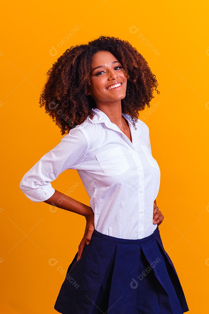 Linda garota afro-americana com um penteado afro sorrindo