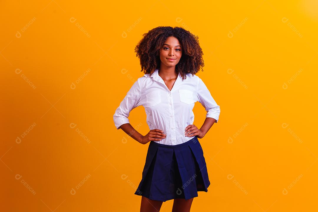 Linda garota afro-americana com um penteado afro sorrindo