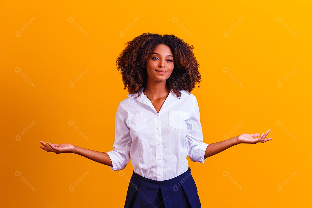 Mulher afro apontando para o lado