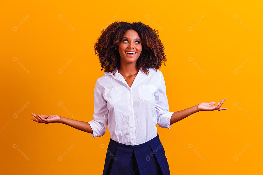 Mulher afro apontando para o lado