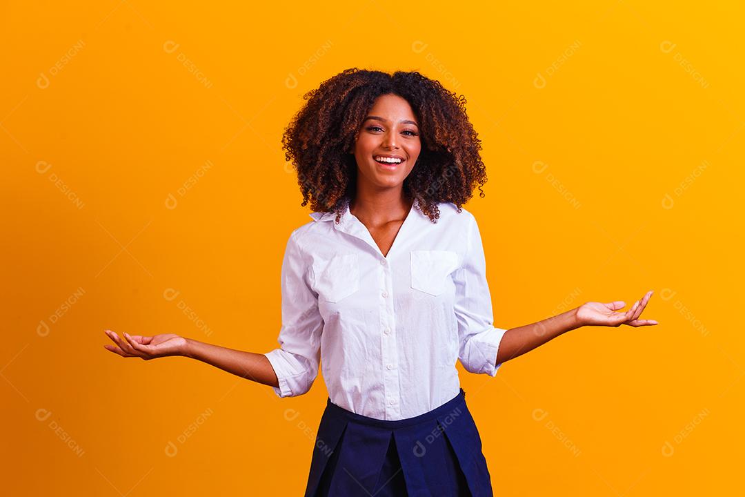 Mulher afro apontando para o lado
