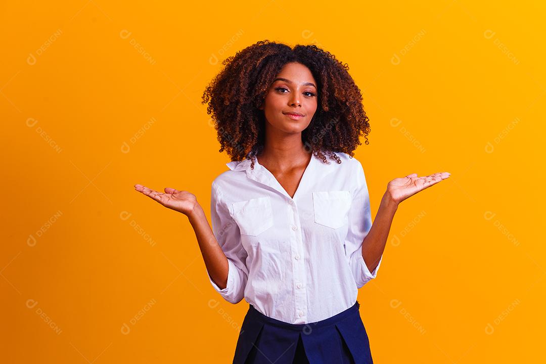 Mulher afro apontando para o lado