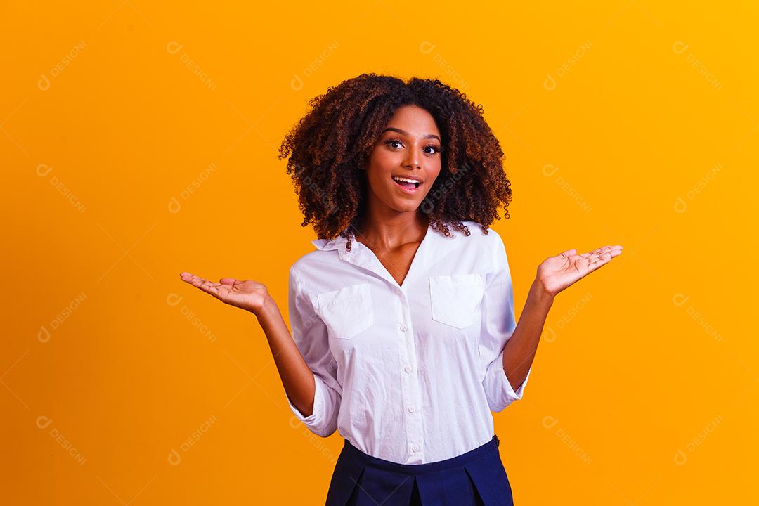 Mulher afro apontando para o lado