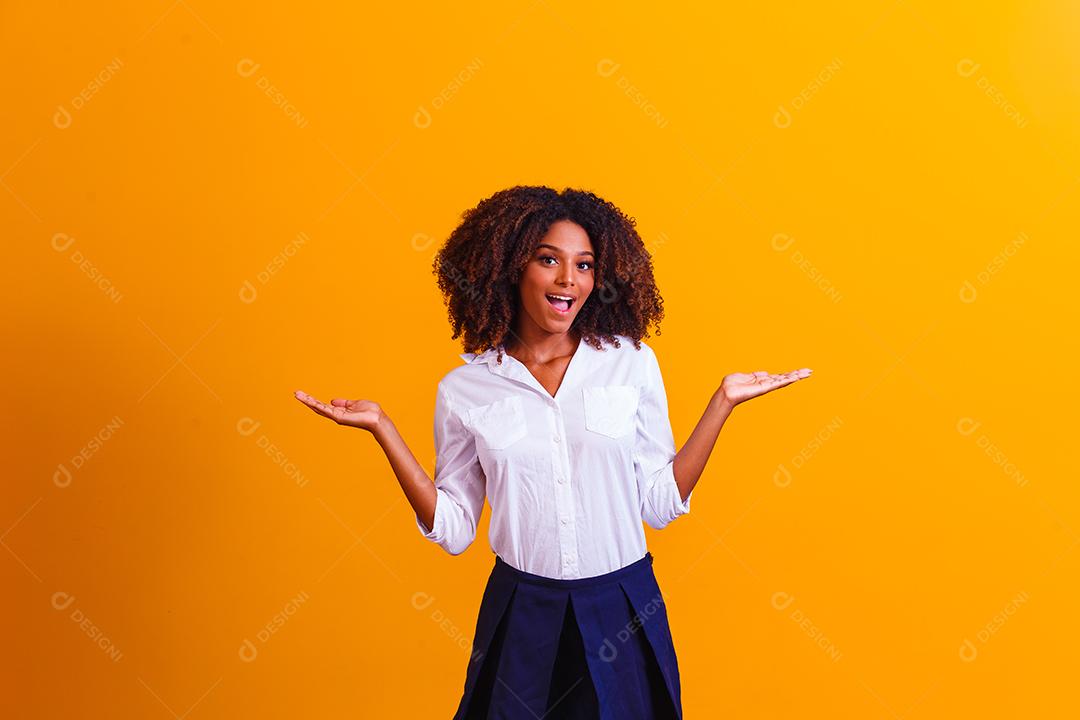 Mulher afro apontando para o lado