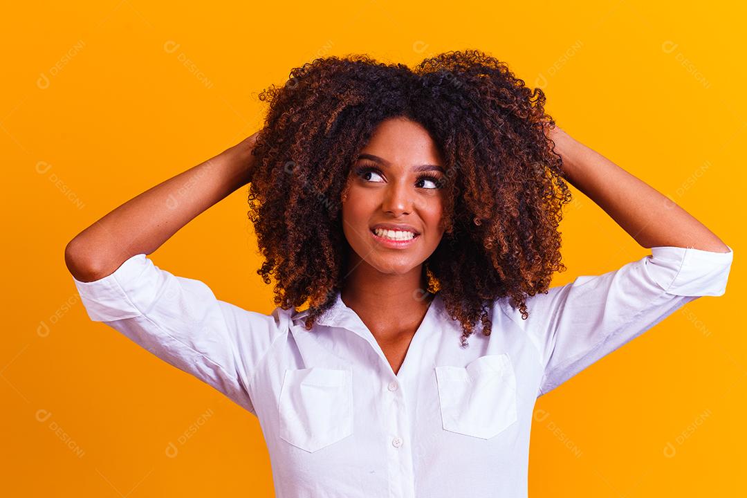 Linda garota afro-americana com um penteado afro sorrindo