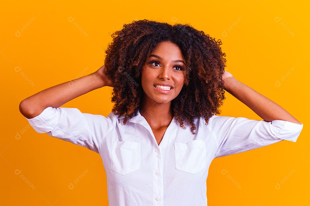 Linda garota afro-americana com um penteado afro sorrindo