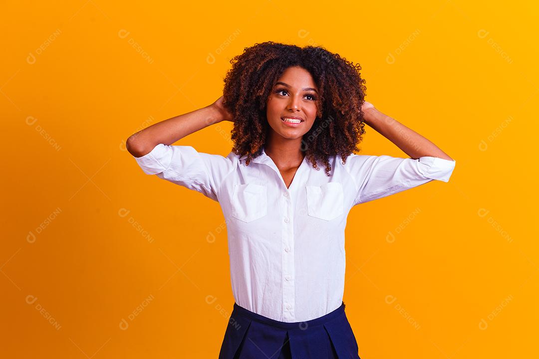 Linda garota afro-americana com um penteado afro sorrindo