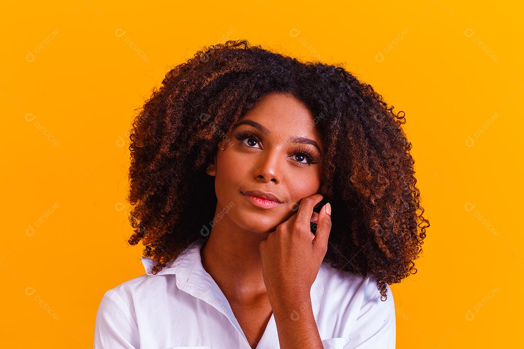 Linda garota afro-americana com um penteado afro sorrindo