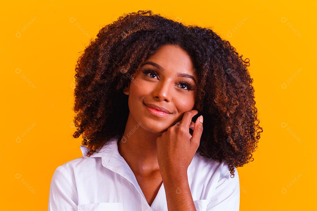 Linda garota afro-americana com um penteado afro sorrindo