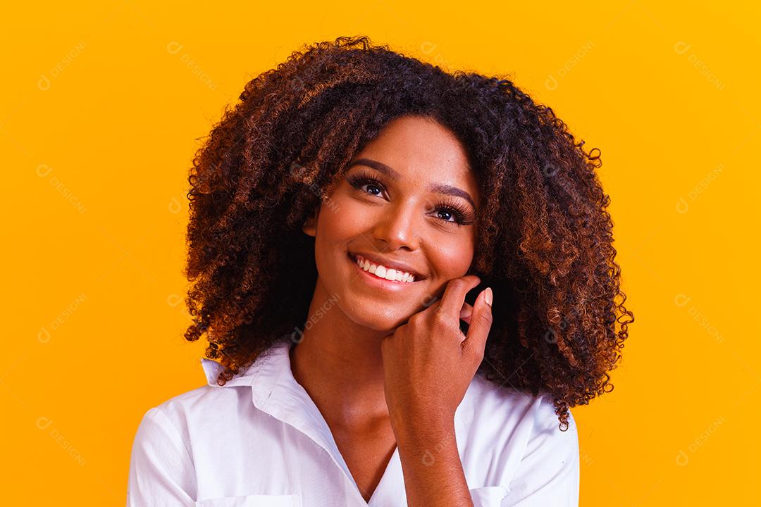 Linda garota afro-americana com um penteado afro sorrindo