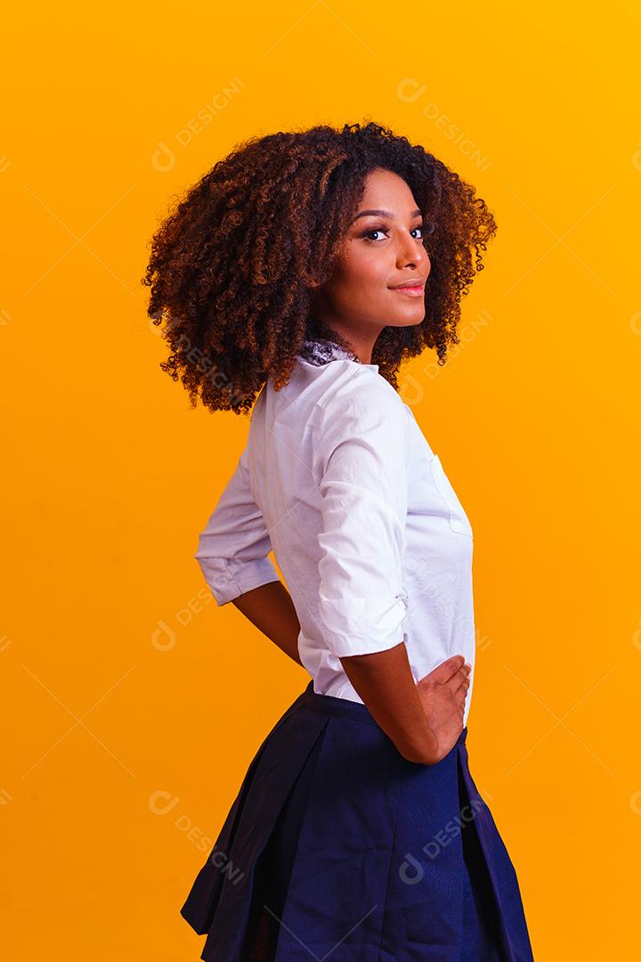 Linda garota afro-americana com um penteado afro