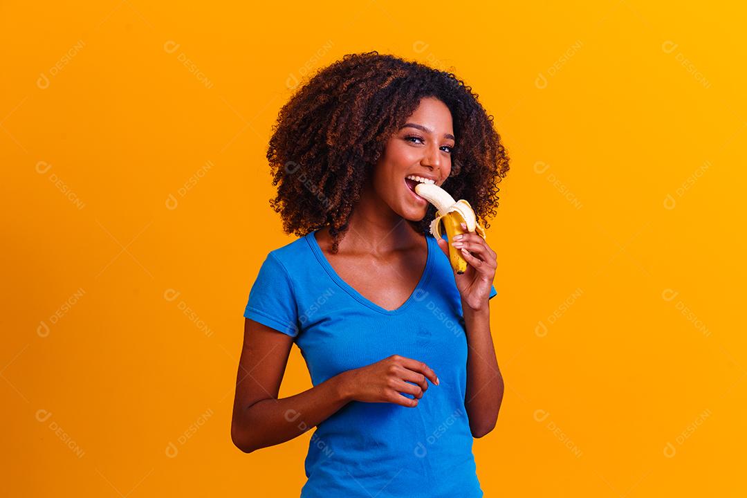 Linda Mulher Afro Comendo Banana