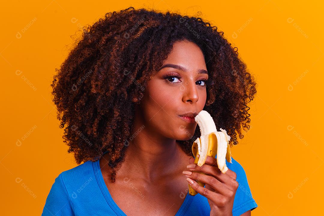 Linda Mulher Afro Comendo Banana