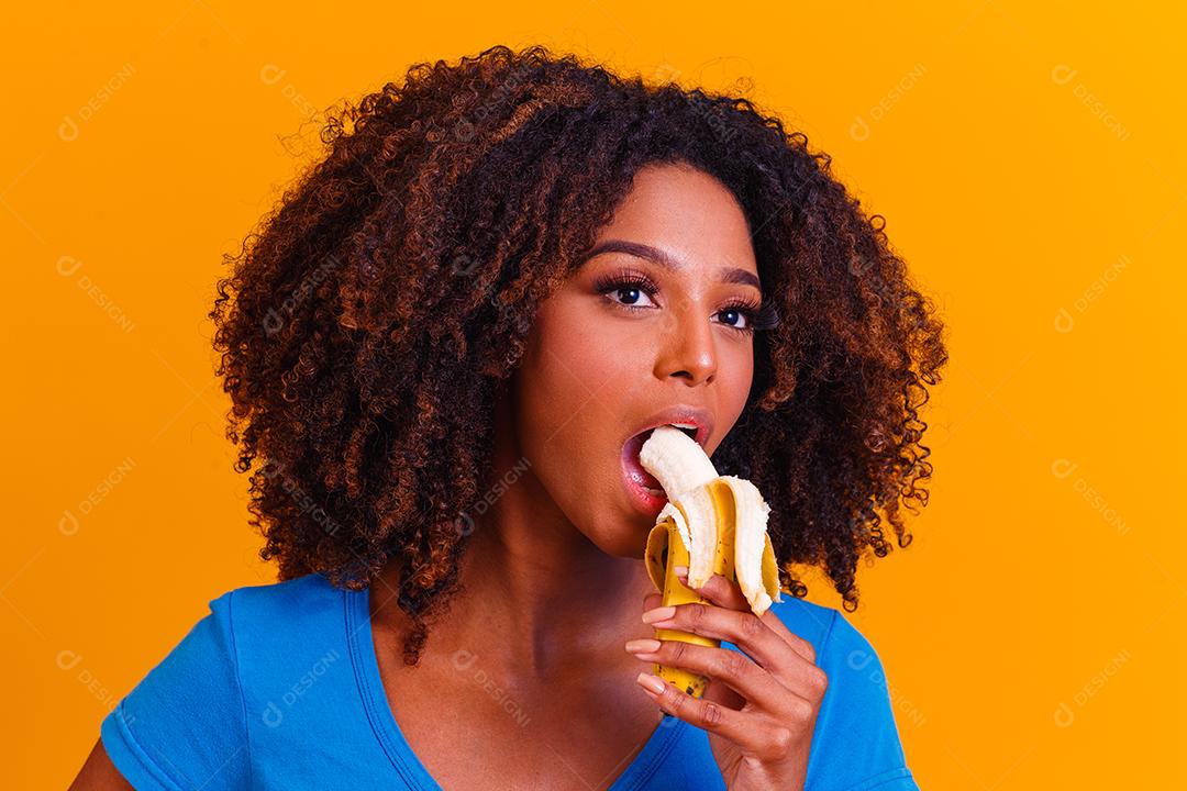 Linda Mulher Afro Comendo Banana