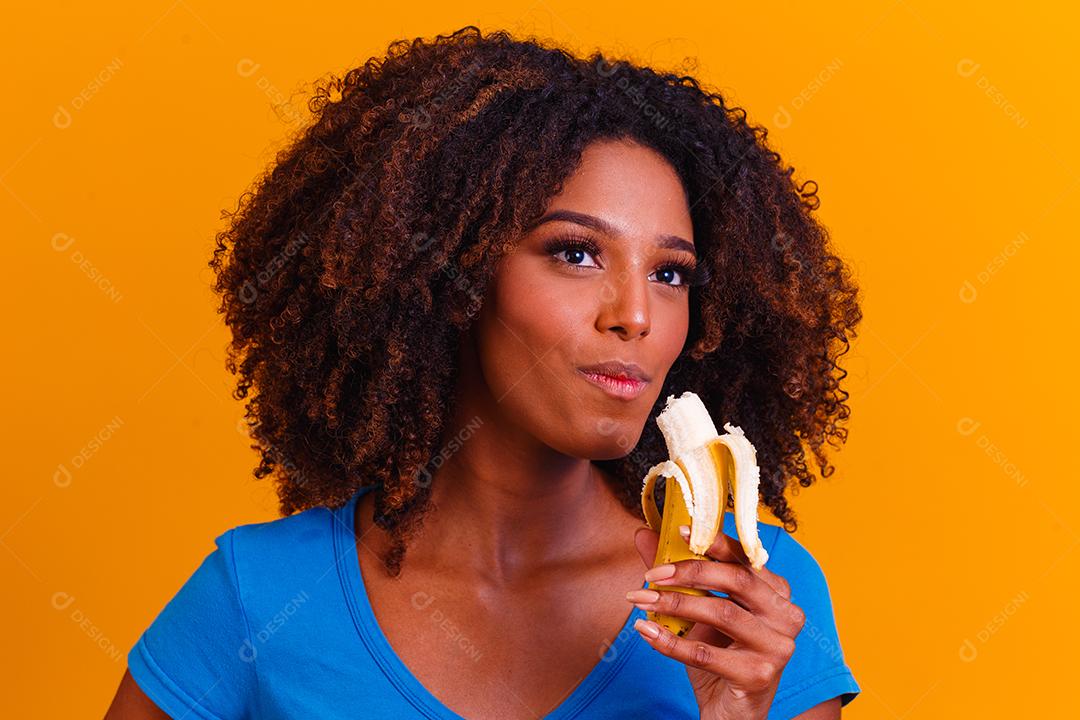 Linda Mulher Afro Comendo Banana