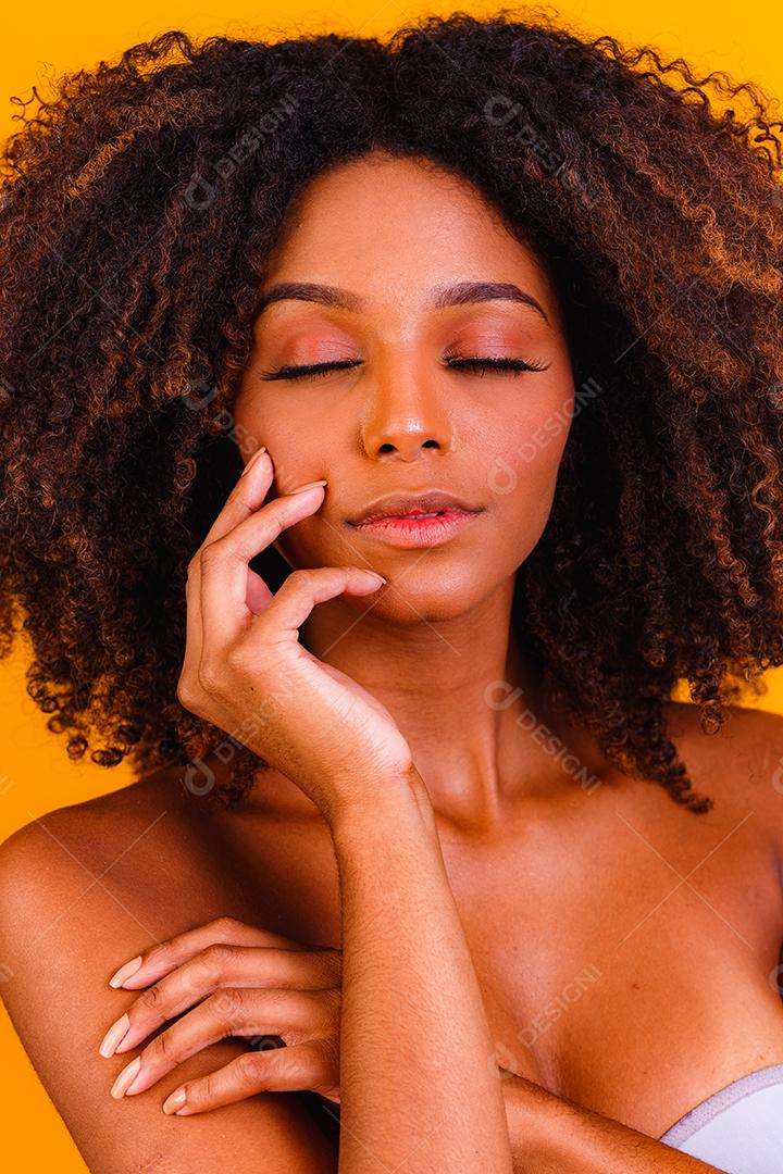 Modelos de cuidados com a pele afro-americanos com pele perfeita e cabelos cacheados