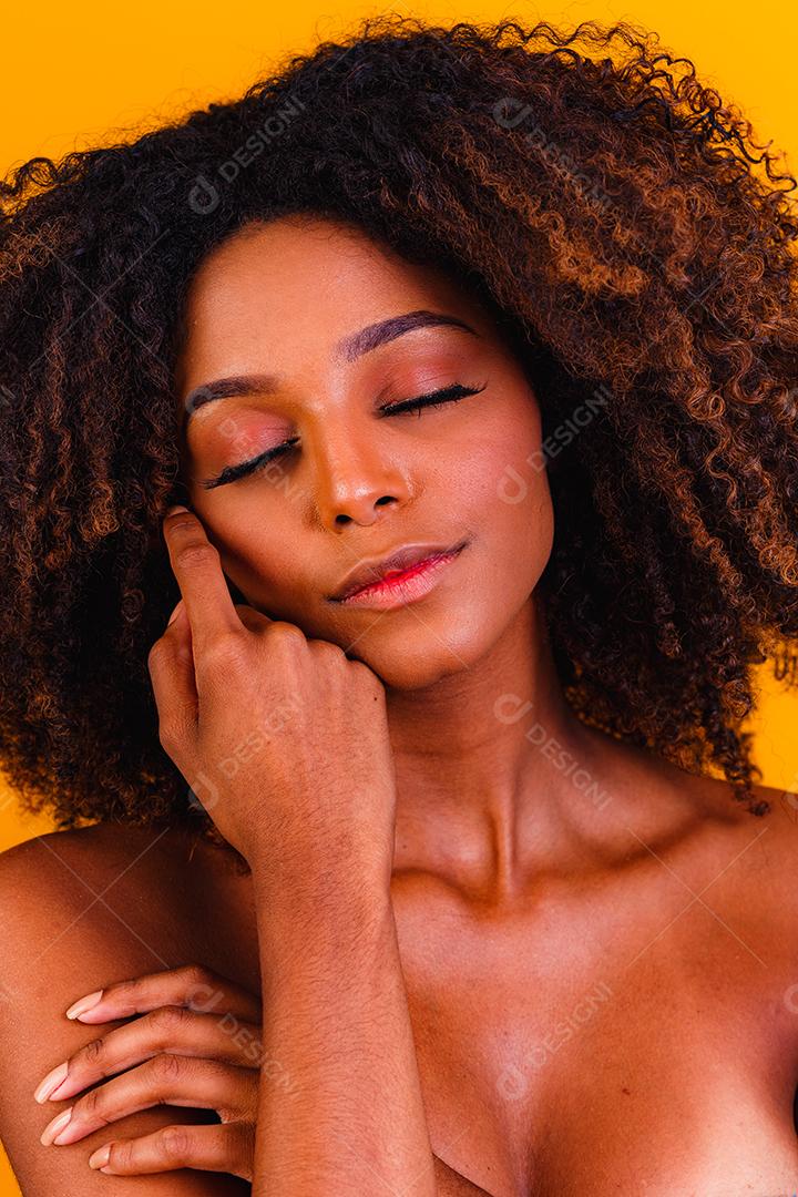 Modelos de cuidados com a pele afro-americanos com pele perfeita e cabelos cacheados