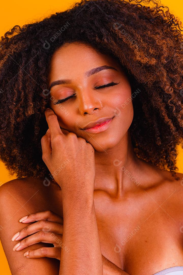 Modelos de cuidados com a pele afro-americanos com pele perfeita e cabelos cacheados