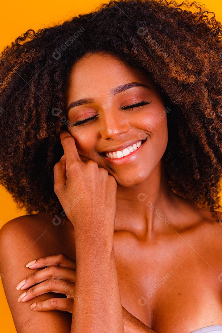 Modelos de cuidados com a pele afro-americanos com pele perfeita e cabelos cacheados