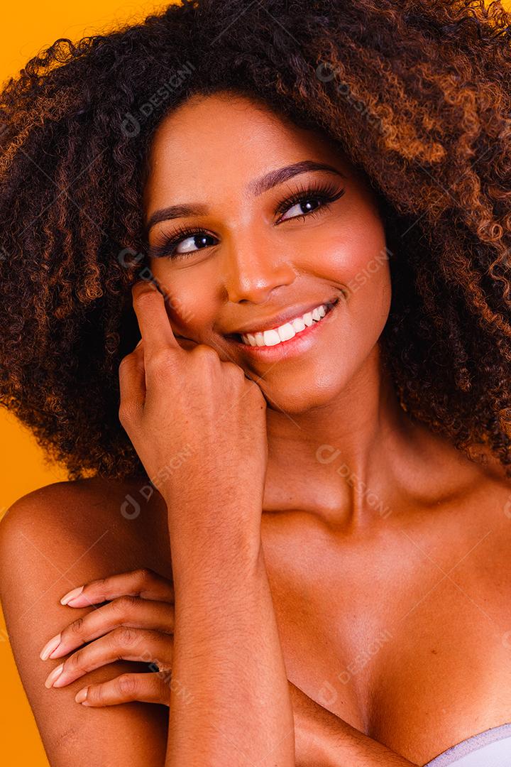 Modelos de cuidados com a pele afro-americanos com pele perfeita e cabelos cacheados