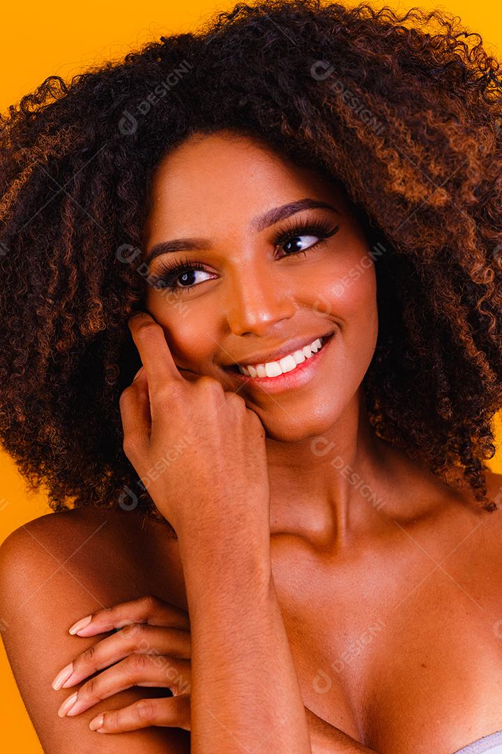 Modelos de cuidados com a pele afro-americanos com pele perfeita e cabelos cacheados