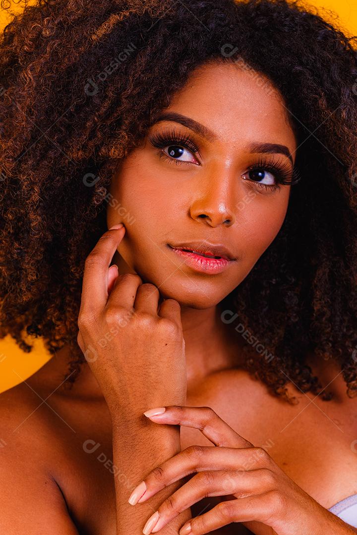 Modelos de cuidados com a pele afro-americanos com pele perfeita e cabelos cacheados