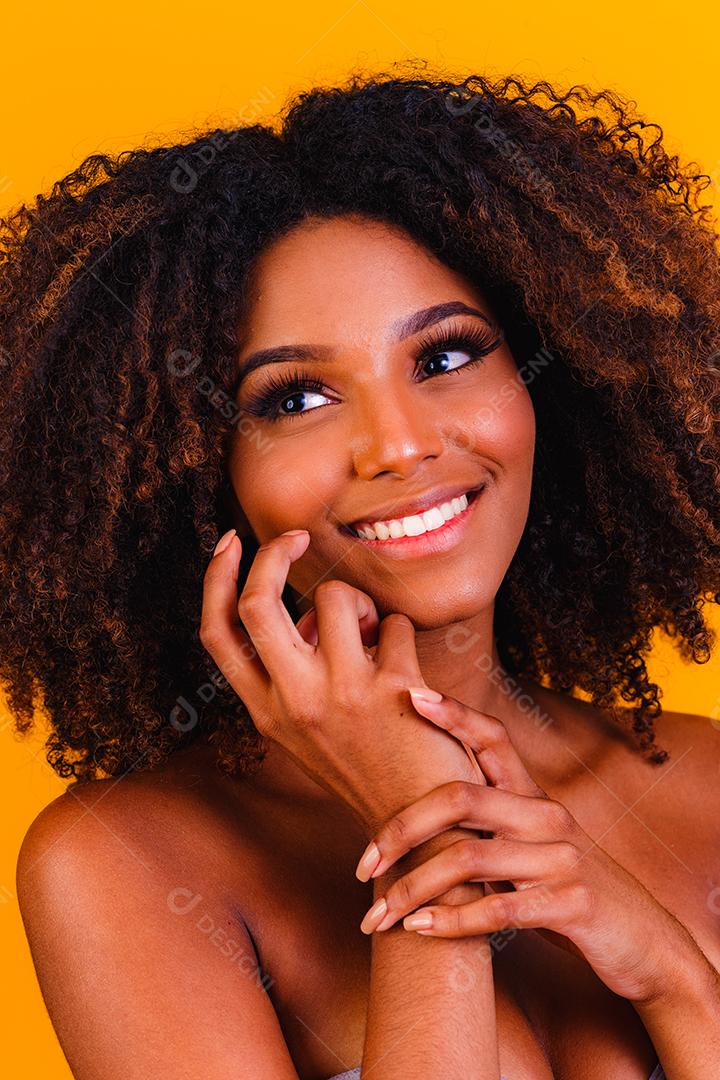 Modelos de cuidados com a pele afro-americanos com pele perfeita e cabelos cacheados