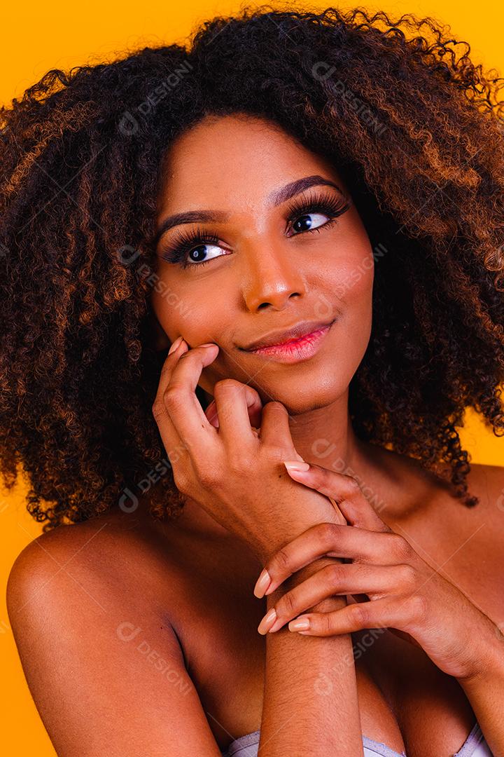 Modelos de cuidados com a pele afro-americanos com pele perfeita e cabelos cacheados