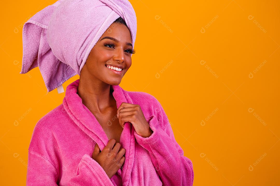 Linda Mulher Afro com Toalha na Cabeça e Roupão de Banho