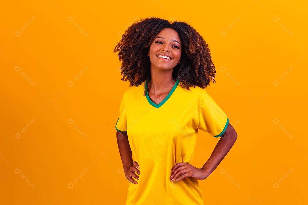 torcedor brasileiro. Fã de mulher brasileira comemorando o futebol