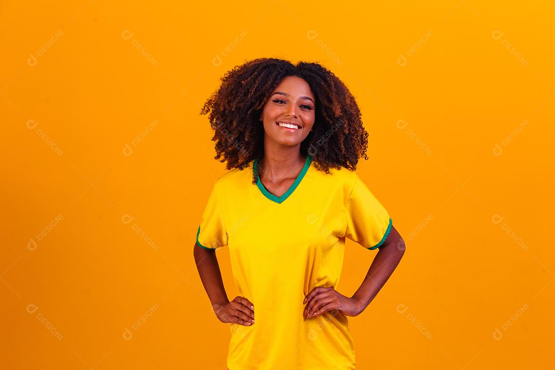 torcedor brasileiro. Fã de mulher brasileira comemorando o futebol