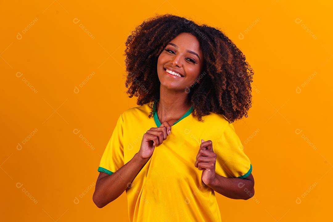 torcedor brasileiro. Fã de mulher brasileira comemorando no futebol