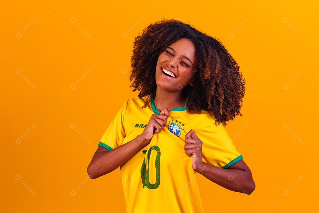 torcedor brasileiro. Fã de mulher brasileira comemorando no futebol