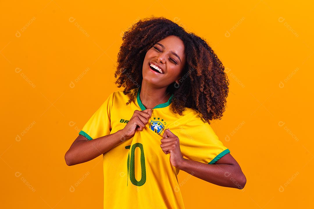 torcedor brasileiro. Fã de mulher brasileira comemorando o futebol