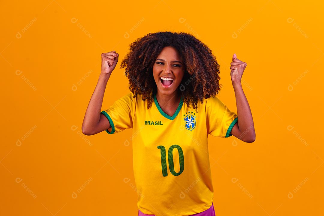 torcedor brasileiro. Fã de mulher brasileira comemorando o futebol