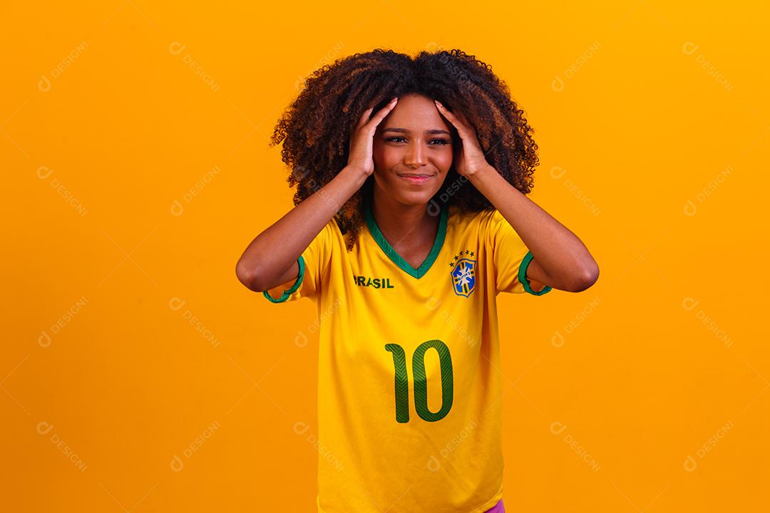 mulher linda morena cabelo cacheado usando camiseta seleçao brasileira futebol fotos imagem