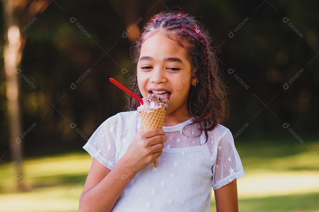 Linda menina comendo sorvete
