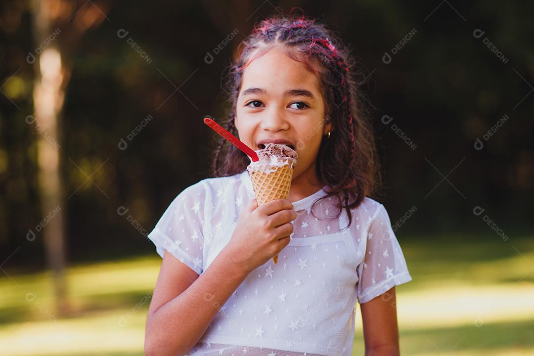Linda menina comendo sorvete