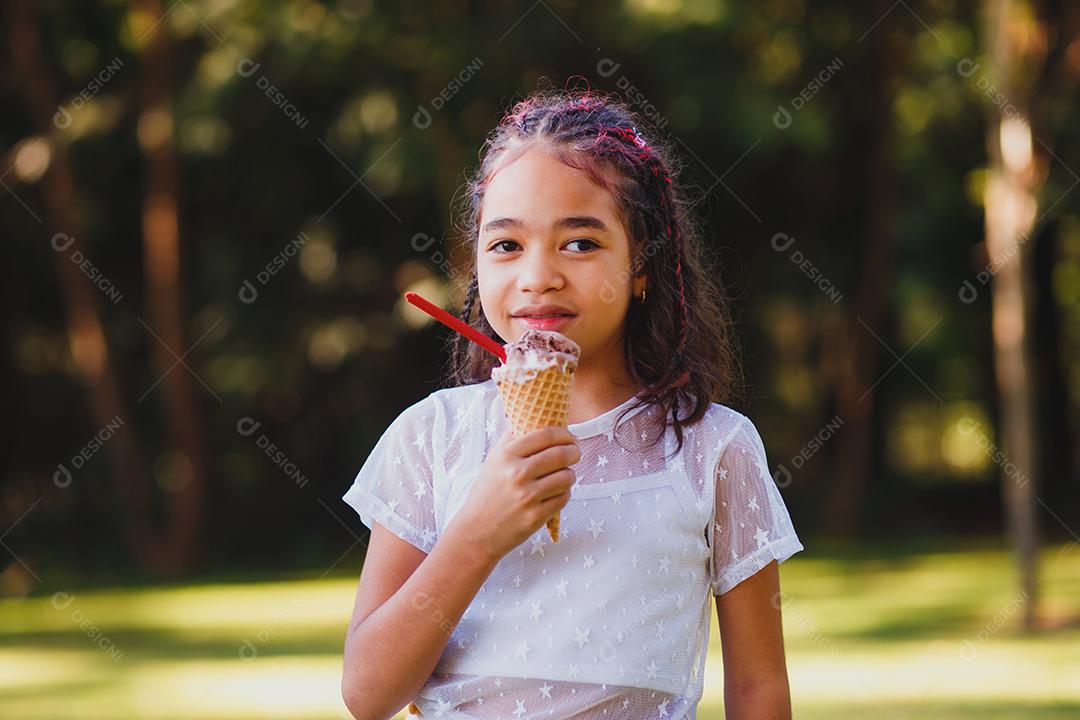 Linda menina comendo sorvete