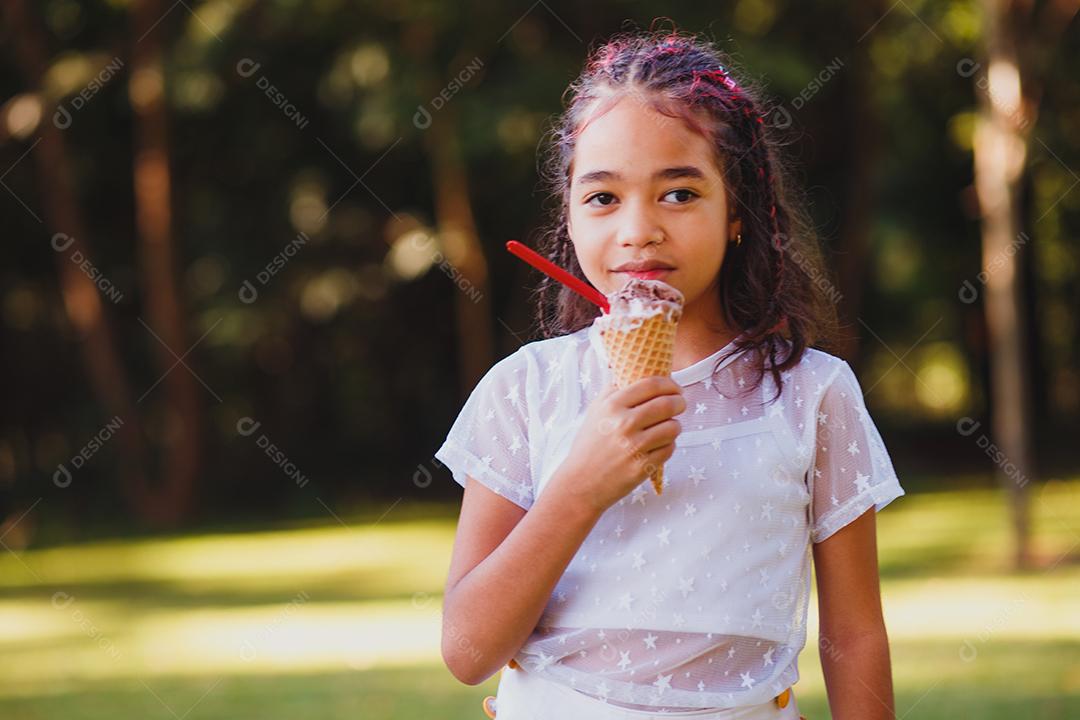 Linda menina comendo sorvete