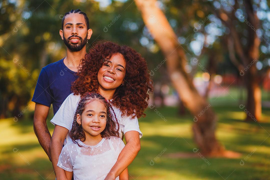 Familia linda sobre um parque lindo sobre um fundo desfocado