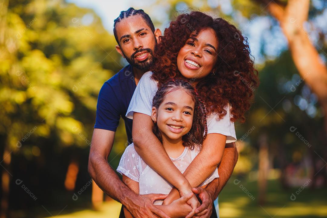 Familia linda sobre um parque lindo sobre um fundo desfocado