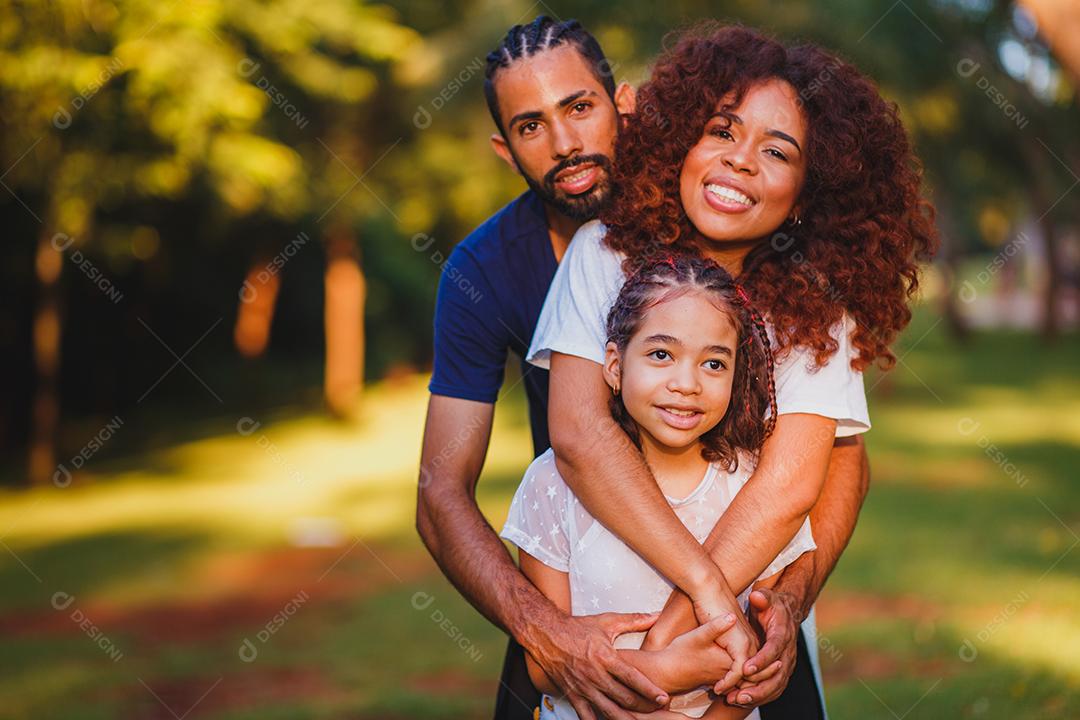 Familia linda sobre um parque lindo sobre um fundo desfocado